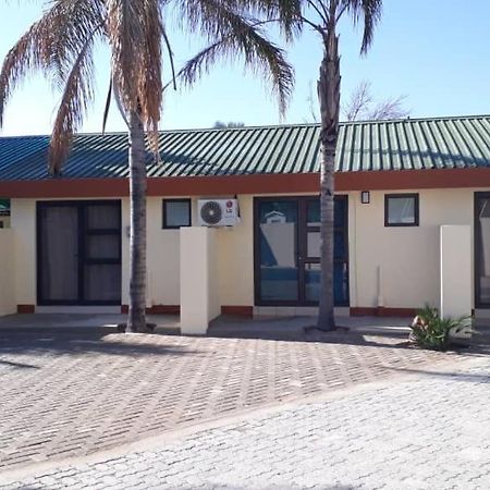 Ry Courtyard Hotel Oshakati Exterior foto