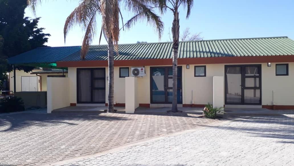 Ry Courtyard Hotel Oshakati Exterior foto
